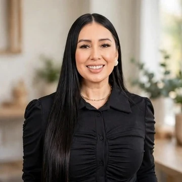 Maria G. Lopez, consejera profesional, sonriendo en su consultorio